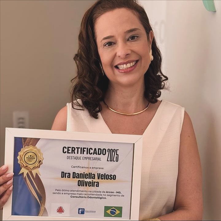 Dra. Daniella com certificado de destaque empresarial 2025